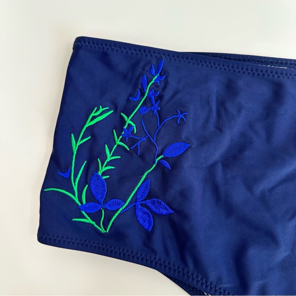 Cupshe Womens Navy Bikini Bottom with Embroidered Flowers on Hips (Sides) 4X - Picture 2 of 7